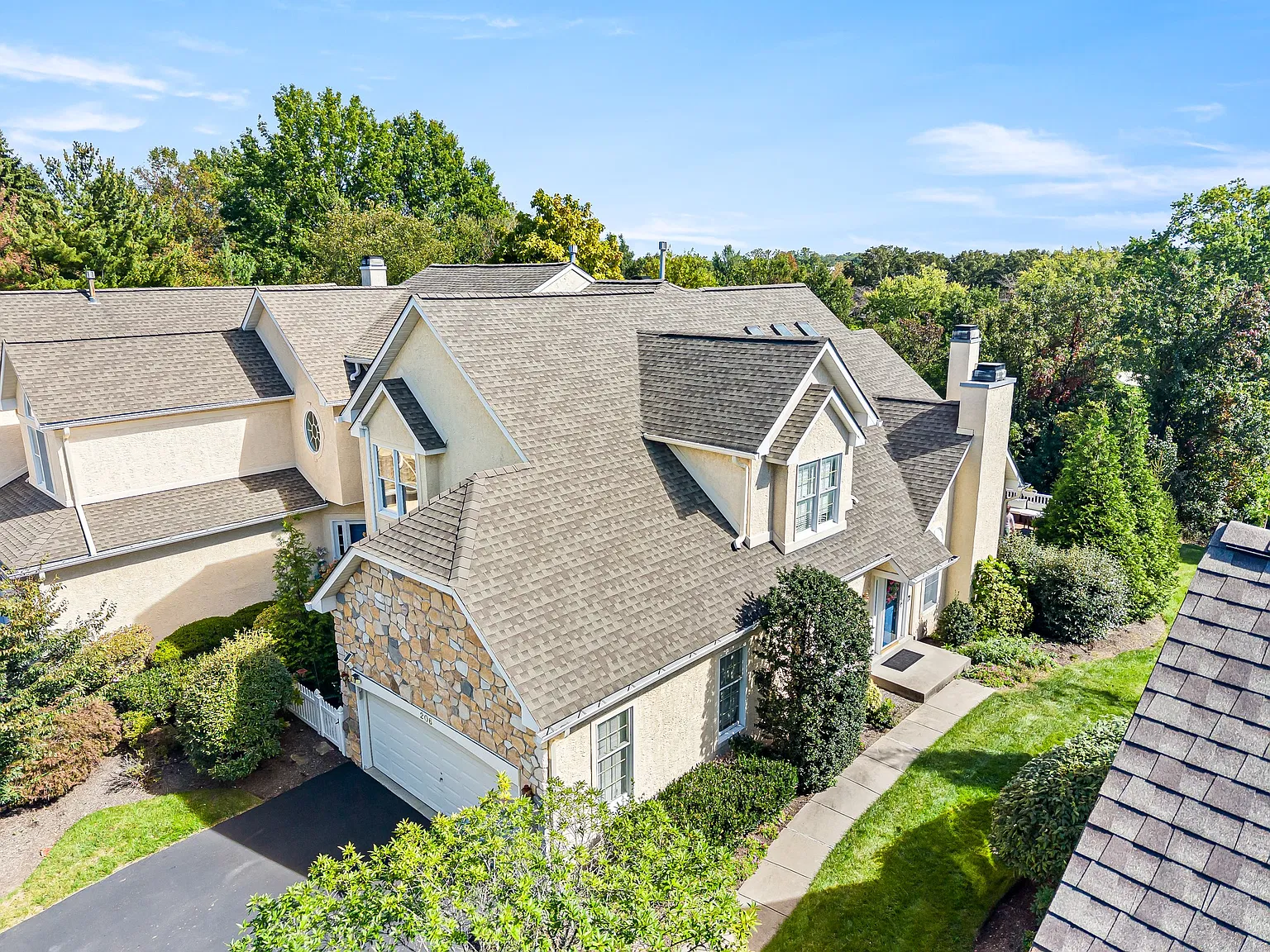Spacious 5-Bedroom Carriage Home in Gated Blue Bell Country Club — Photo 1