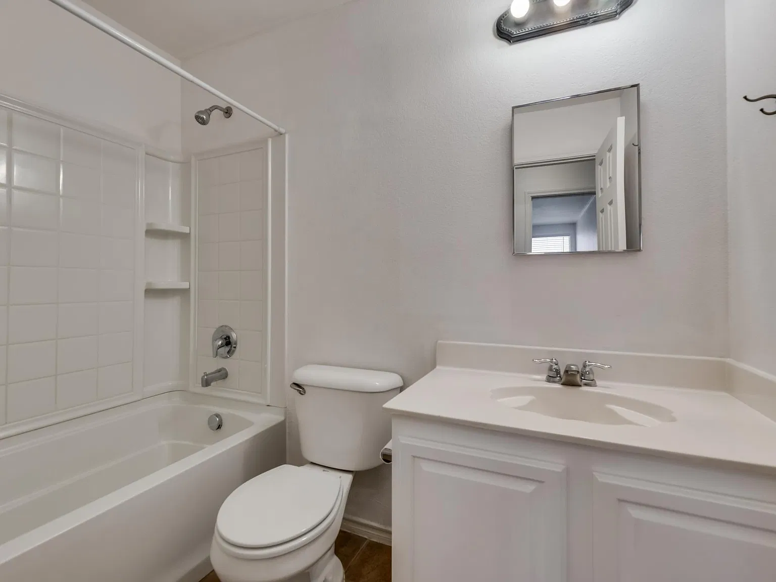 3 bed, 1883 sqft, $2,400 — Photo 2