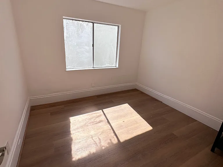 679 31st St #B — Photo 15