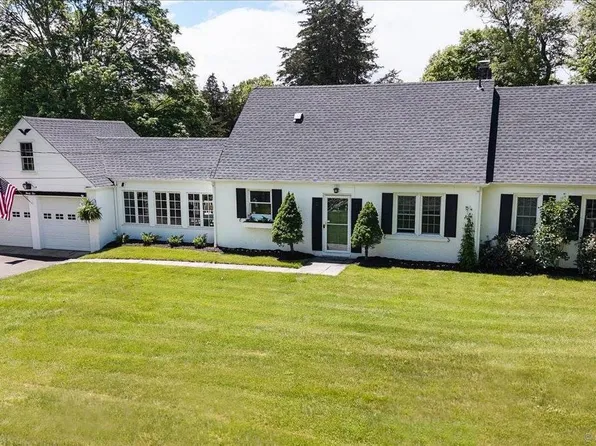 35 Old Newtown Road, Monroe, CT 06468