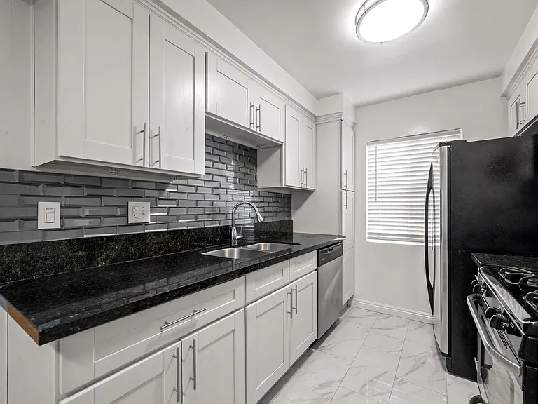 607 N Flores St #2 — Photo 3