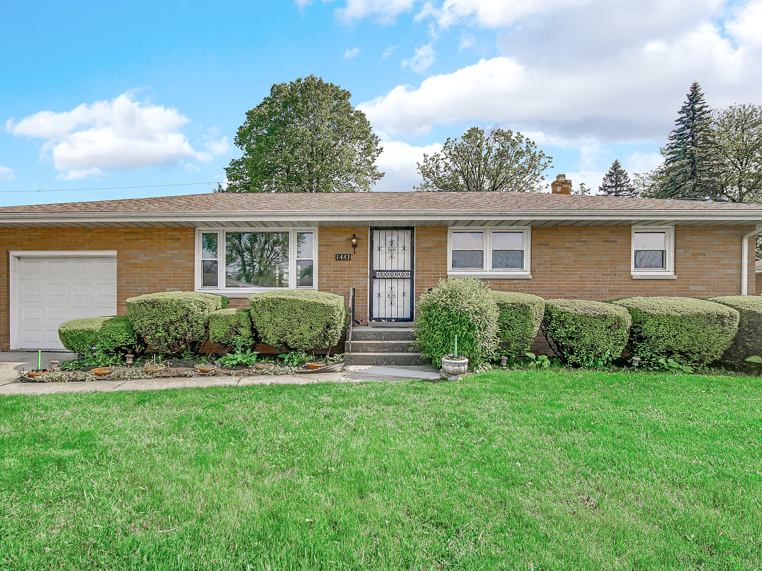 3 bed, 2184 sqft, $2,100 — Photo 1