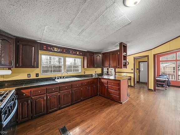 2nd image of 924 N Jewell Rd