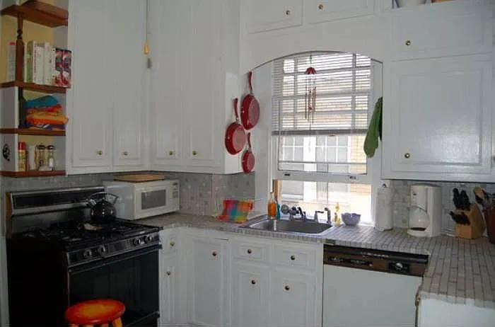 kitchen w/lots of storage