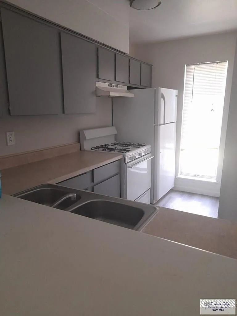 2 bed, 2.0 bath, 1000 sqft, $1,200 — Photo 1