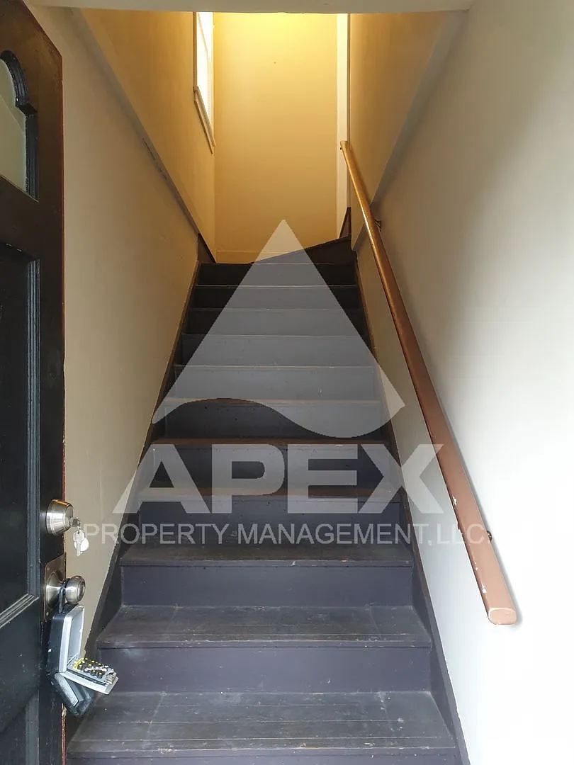 Spacious Top Floor 2 Bd - 1Ba Duplex Apartment in Fountain City!! — Photo 3
