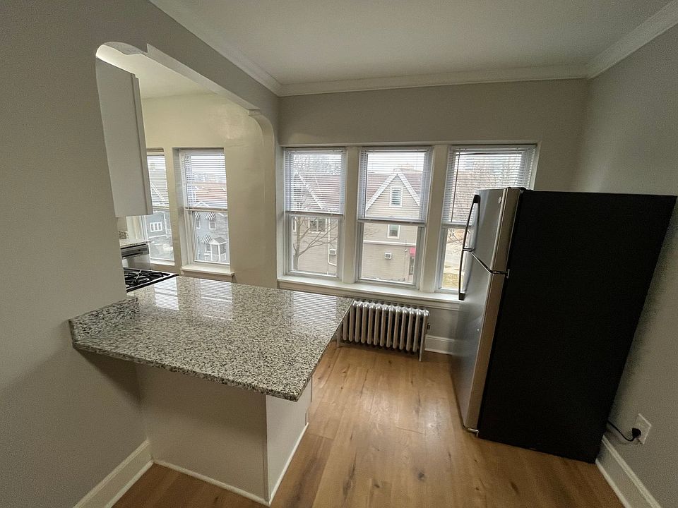 1st image of 1521 N Franklin Pl #201