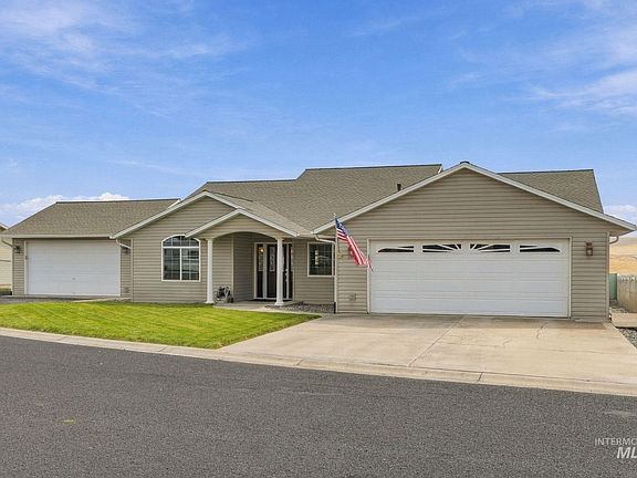 2nd image of 1922 Birch Dr