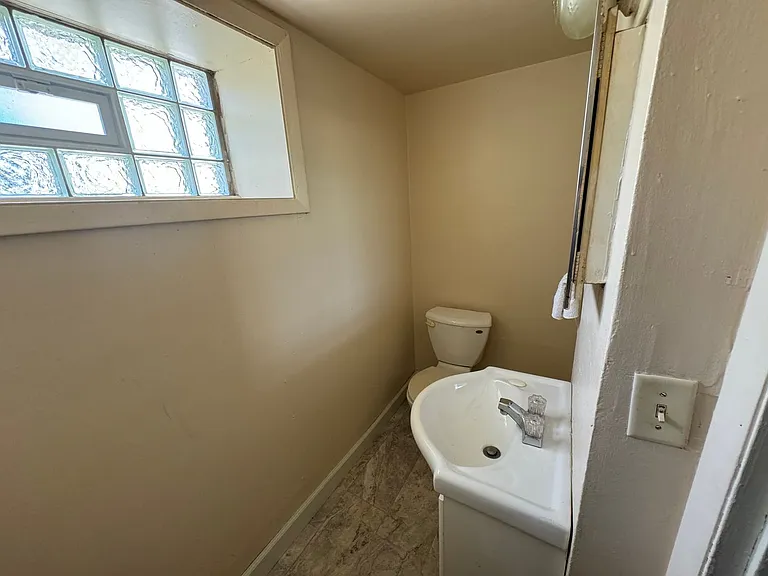2818 W Saint Paul Ave — Photo 10