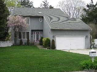 249 W Shore Rd, Oakdale, NY 11769