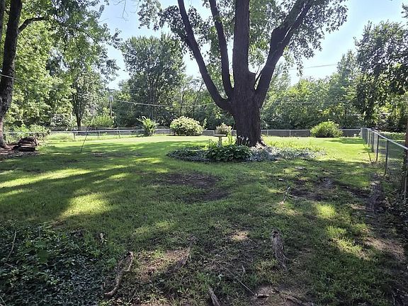 3rd image of 8507 W 98th St