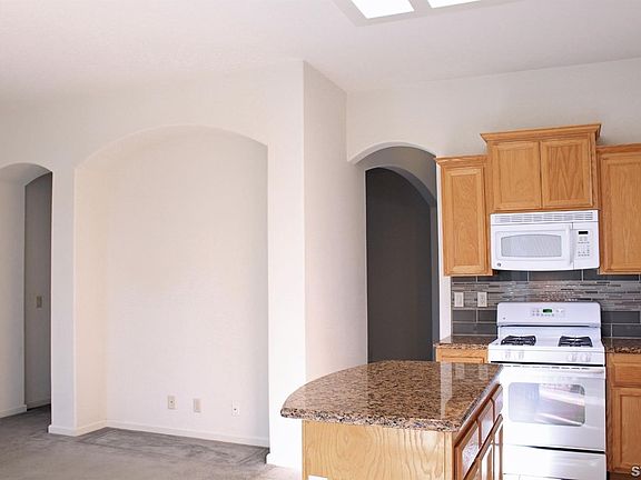 4th image of 1694 Dunsmuir Way