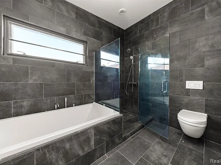644 Selden St #302 — Photo 19