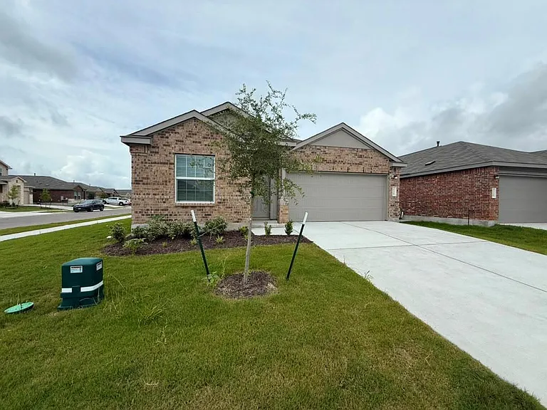 120 Donnington Dr — Photo 1