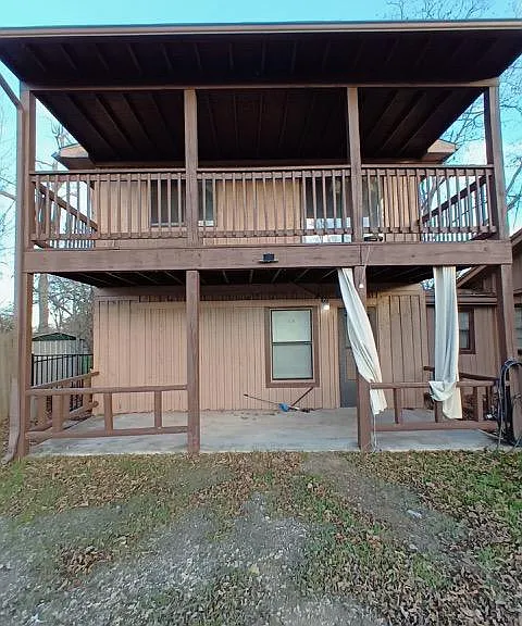804 Lakeshore Dr — Photo 1