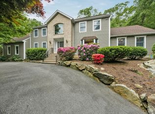 15 Wedgewood Dr, Kinnelon, NJ 07405