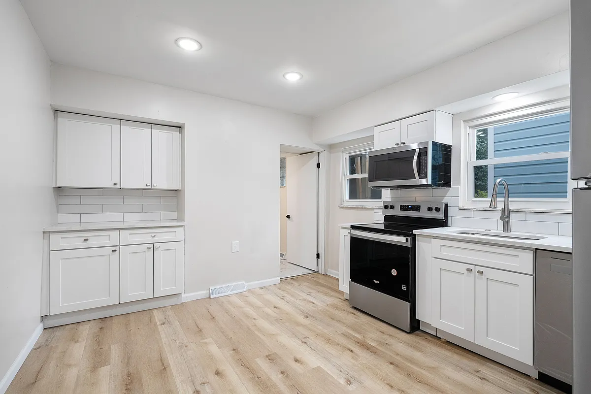 3 bed, 2.5 bath, 2014 sqft, $2,000 — Photo 2