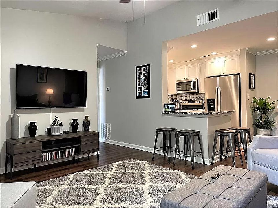 1st image of 122 Granville Ct #122