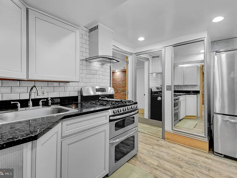 1118 Girard St NW #B — Photo 12