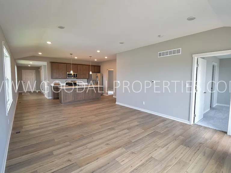 1100 NW Yorktown Dr — Photo 4