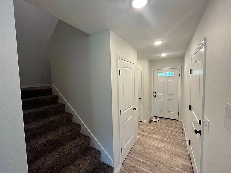 1229 E Paragon St — Photo 3