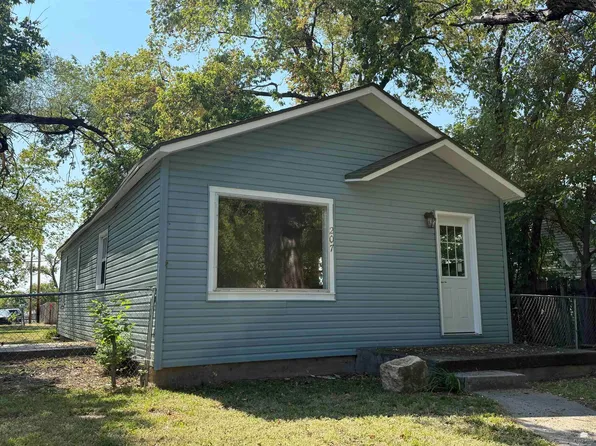 207 E 12th St, Junction City, KS 66441