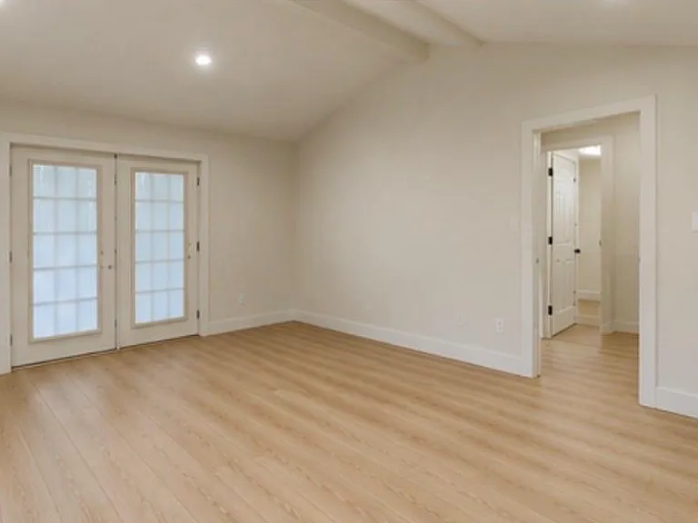 229 Oxford Dr — Photo 2