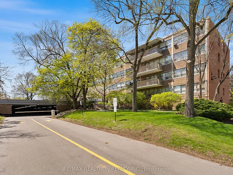 160 The Donway W #306 — Photo 2