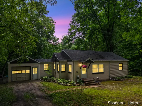 746 W 48th St, Newaygo, MI 49337