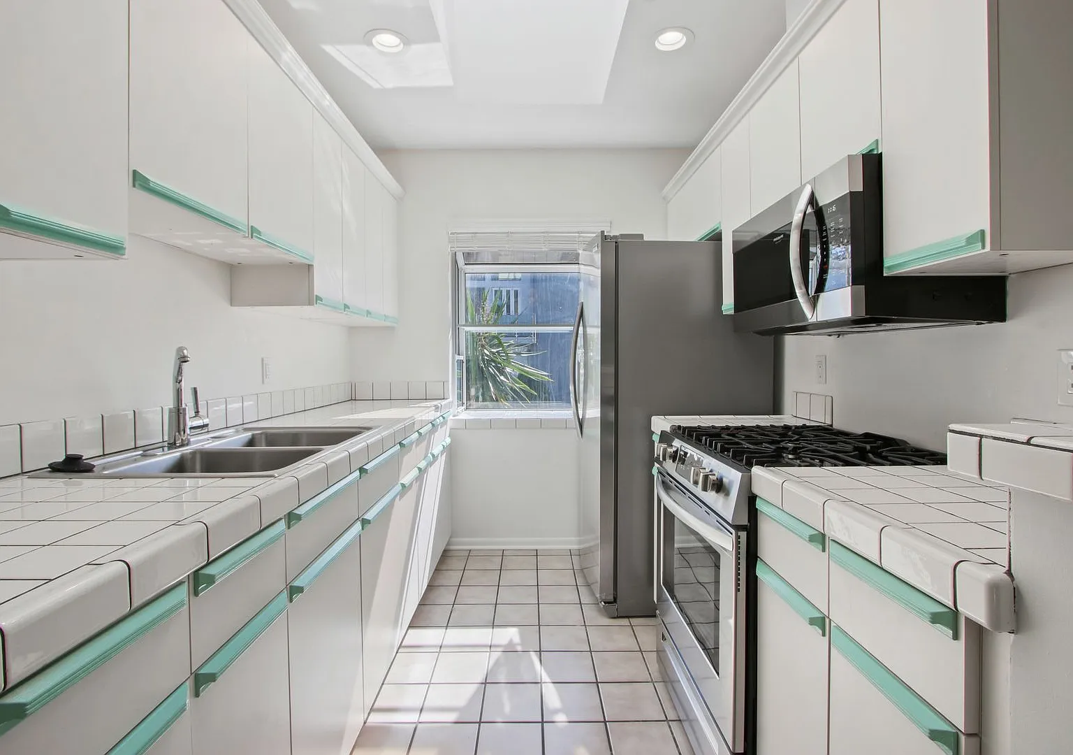 807 5th Street in Santa Monica. Steps to Montana Ave and 5 blocks to the beach! — Photo 4