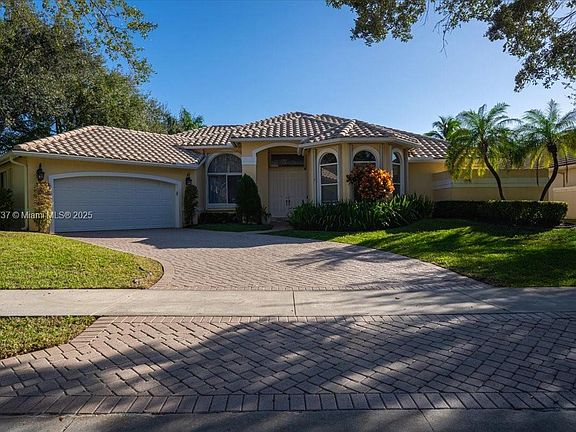 2nd image of 2672 Meadowood Dr