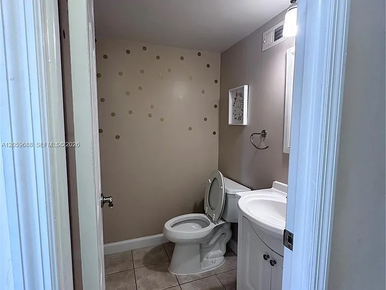 137 Golden Isles Dr #512 — Photo 8
