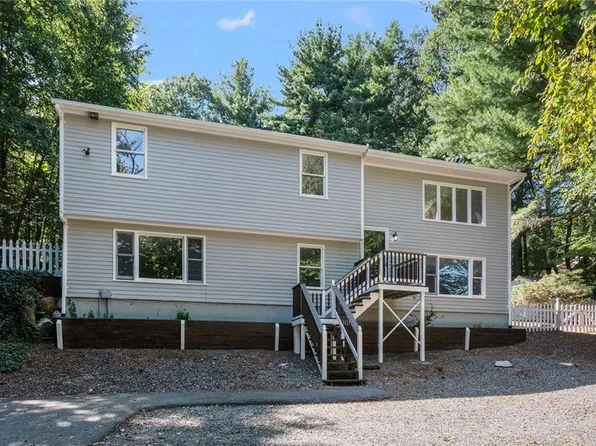 976 Knotty Oak Rd, Coventry, RI 02816