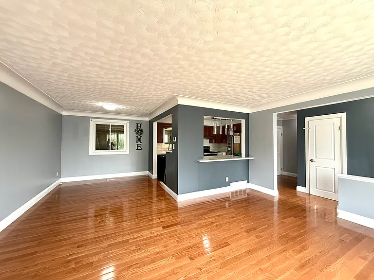 585 Mohawk Rd E — Photo 6