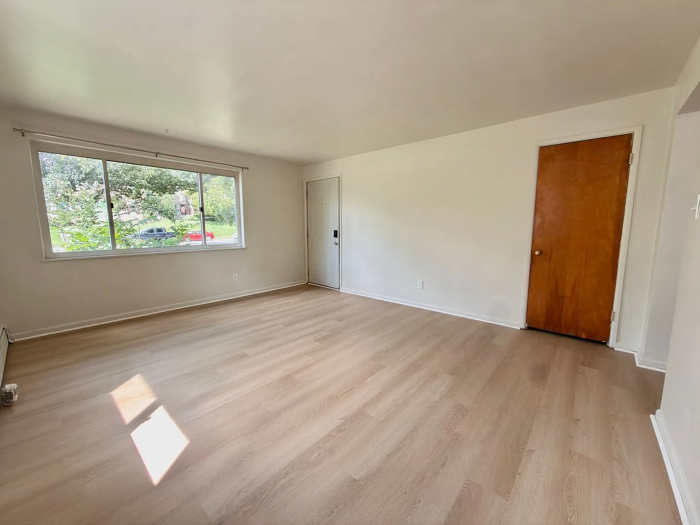 2 bed, 1.0 bath, $1,095 — Photo 3