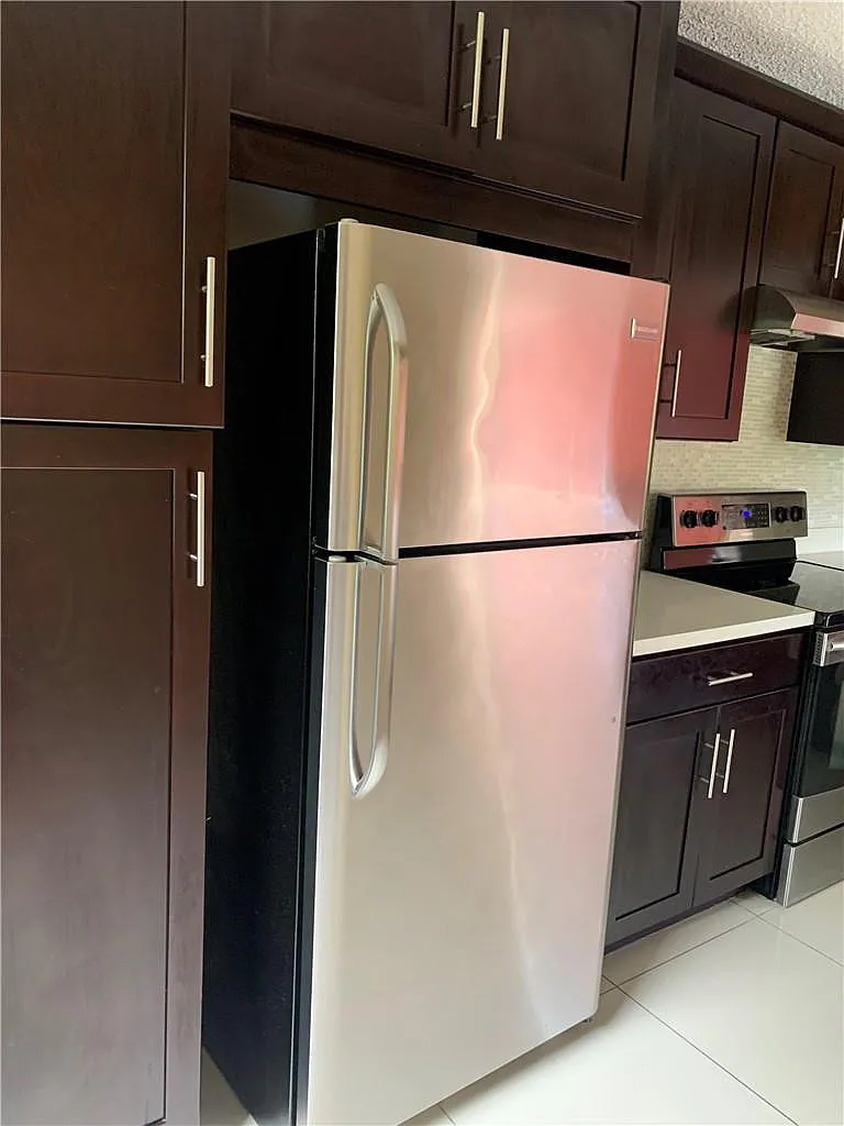 3 bed, 2.0 bath, 1166 sqft, $2,350 — Photo 3