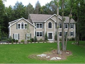 4 bedroom Colonial on a cul de sac