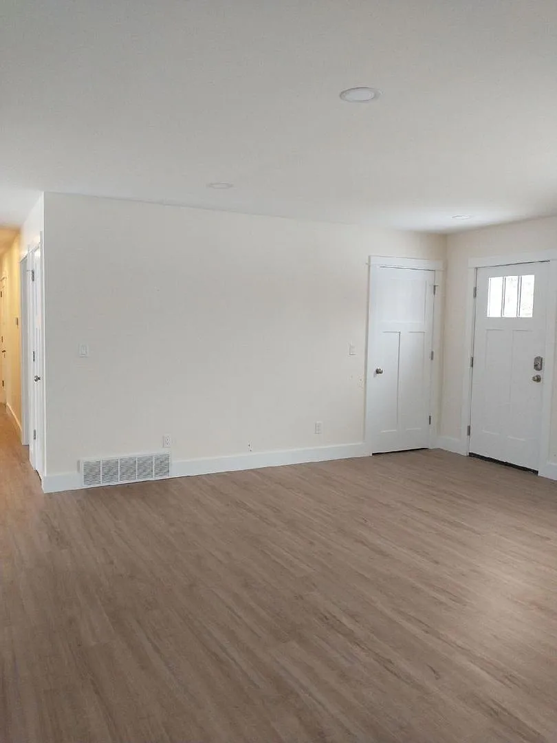 Spacious 2 BR 2 BA House with Walkout Basement - Close to Fisherman's Island State Park — Photo 3