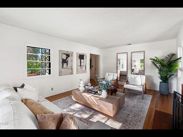 1563 Valencia Ave — Photo 11