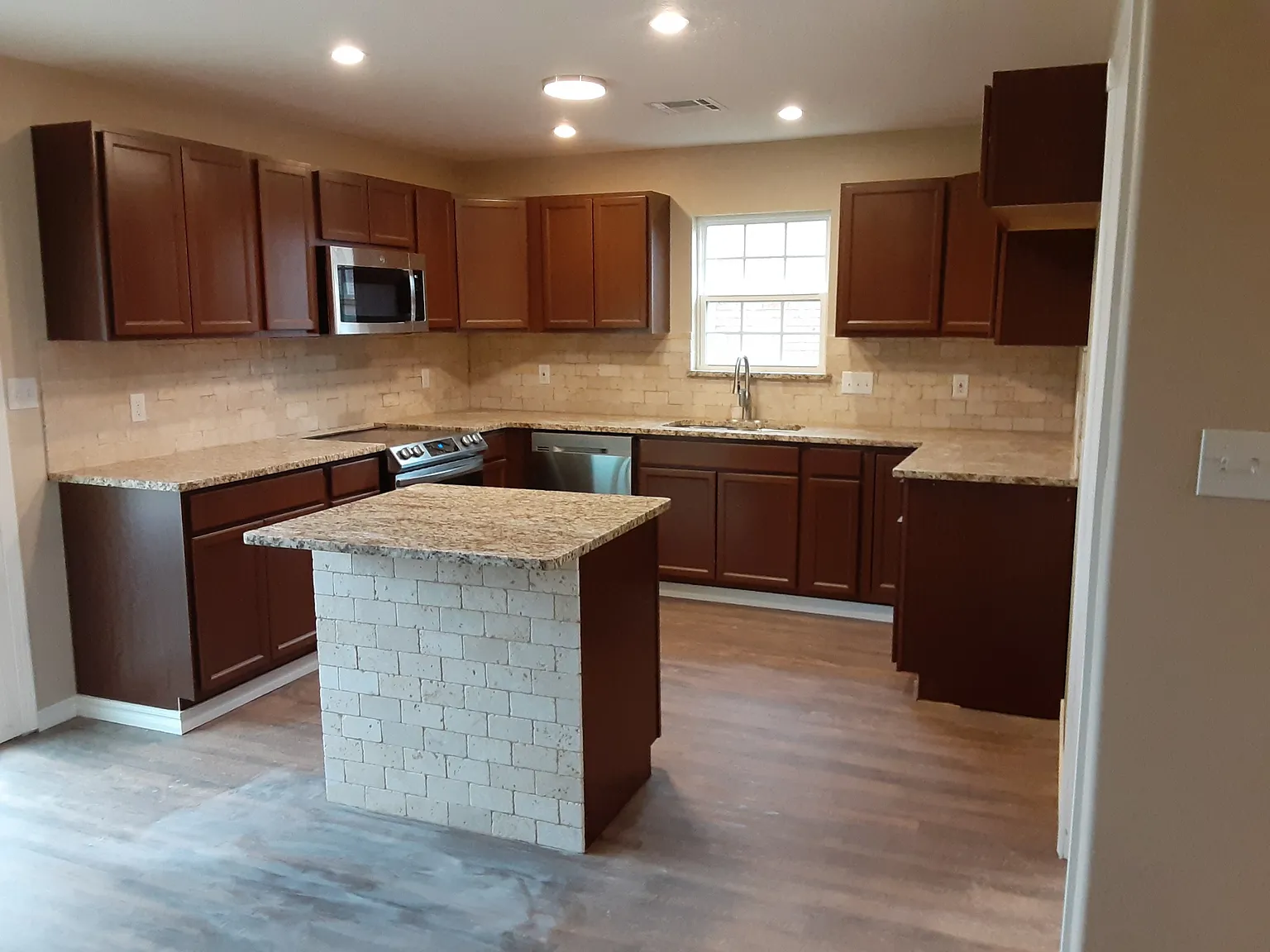 4 bed, 1326 sqft, $1,400 — Photo 4