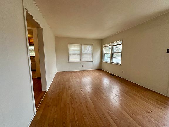 4th image of 139 Saunders Dr