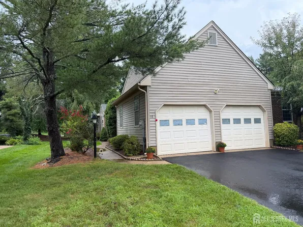 17 Betsy Ross Dr, Monroe Township, NJ 08831