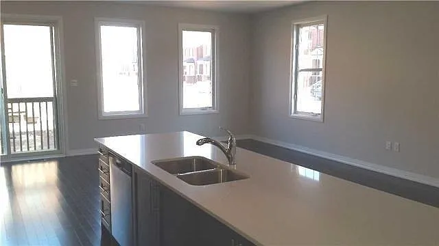 784 Banks Cres — Photo 3