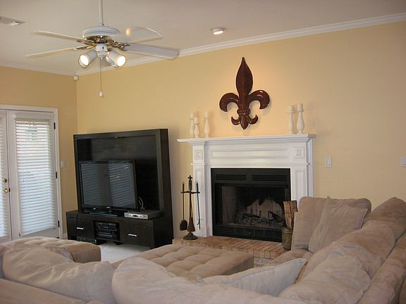 High ceiling, crown molding