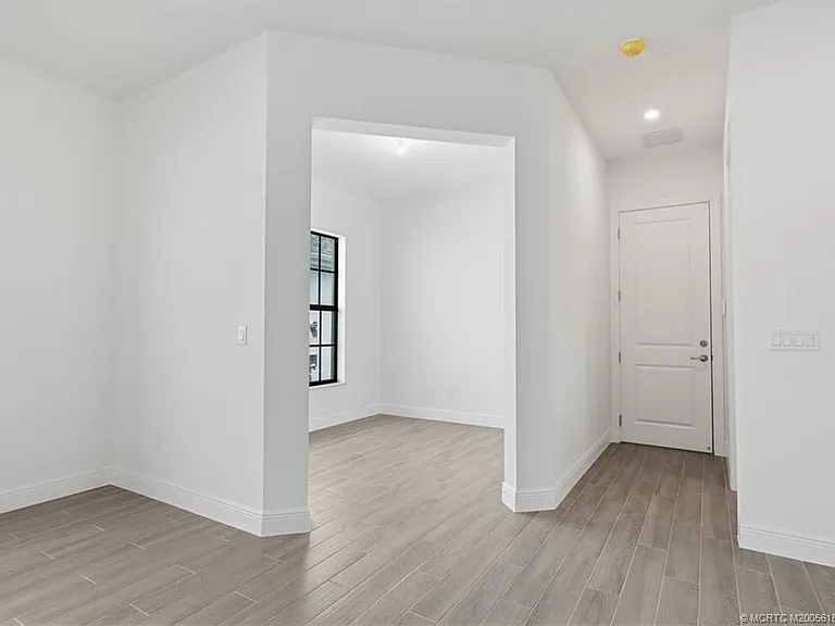 870 SW Newfield Ave — Photo 15