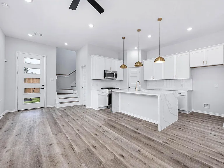 2716 Spence St — Photo 8