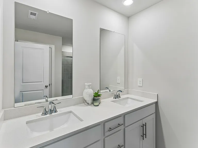 1735 Flora Grv — Photo 16
