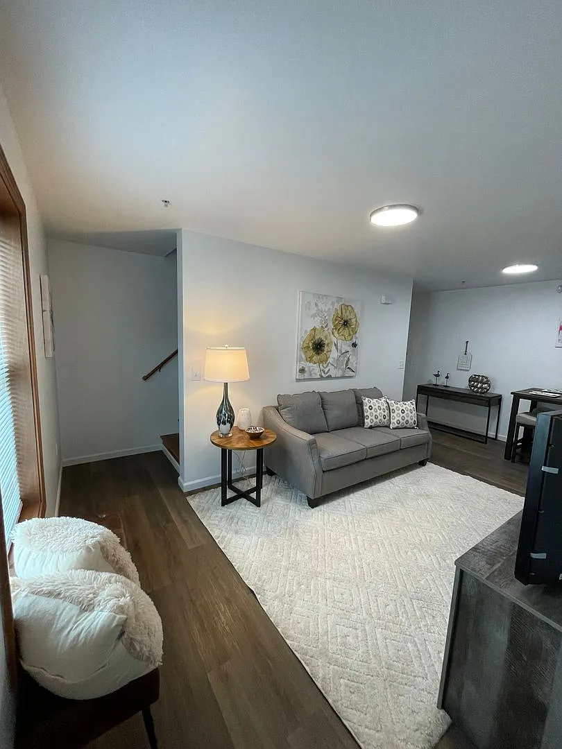3 Bedroom 2 Bathroom Townhome — Photo 4