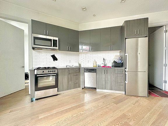 4th image of 997 Jefferson Ave APT 3B