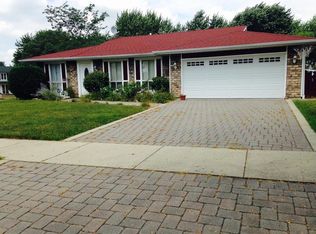 1000 Summerfield Dr, Roselle, IL